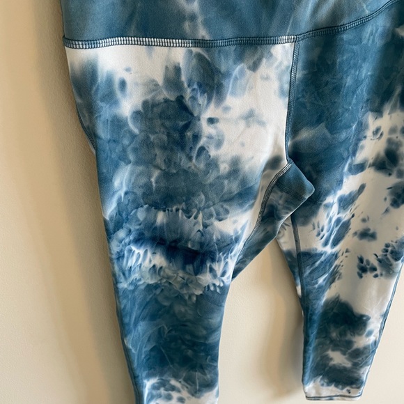 Size M Blue and White Tye Dye Leggings - Picture 16 of 17